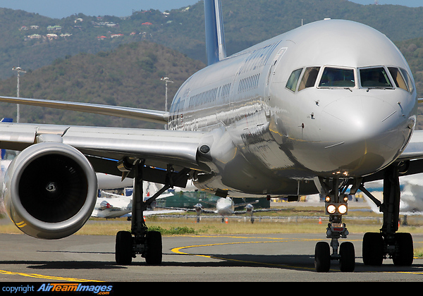 ペローナ Boeing 757-23A Comco N226G - AirTeamImages.com
