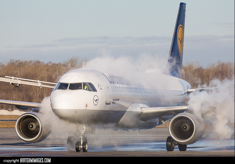 Airbus A320-214 Lufthansa D-AIZJ - AirTeamImages.com