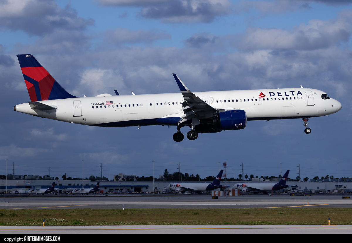 Airbus A321-271NX Delta Air Lines N545DE Large - AirTeamImages.com