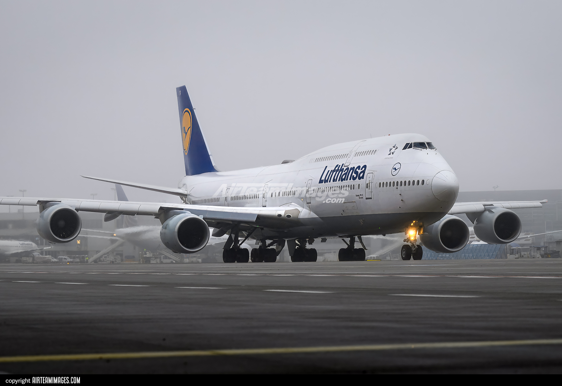 Boeing 747-830 Lufthansa D-ABYR Large - AirTeamImages.com